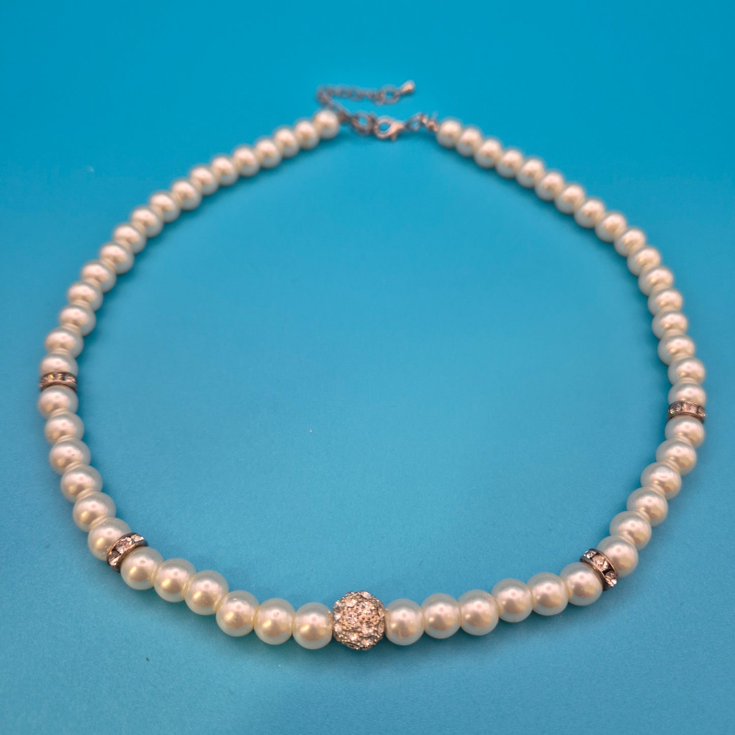 Elegante Vintage Perlenkette mit Kristall-Akzenten und Strasskugel