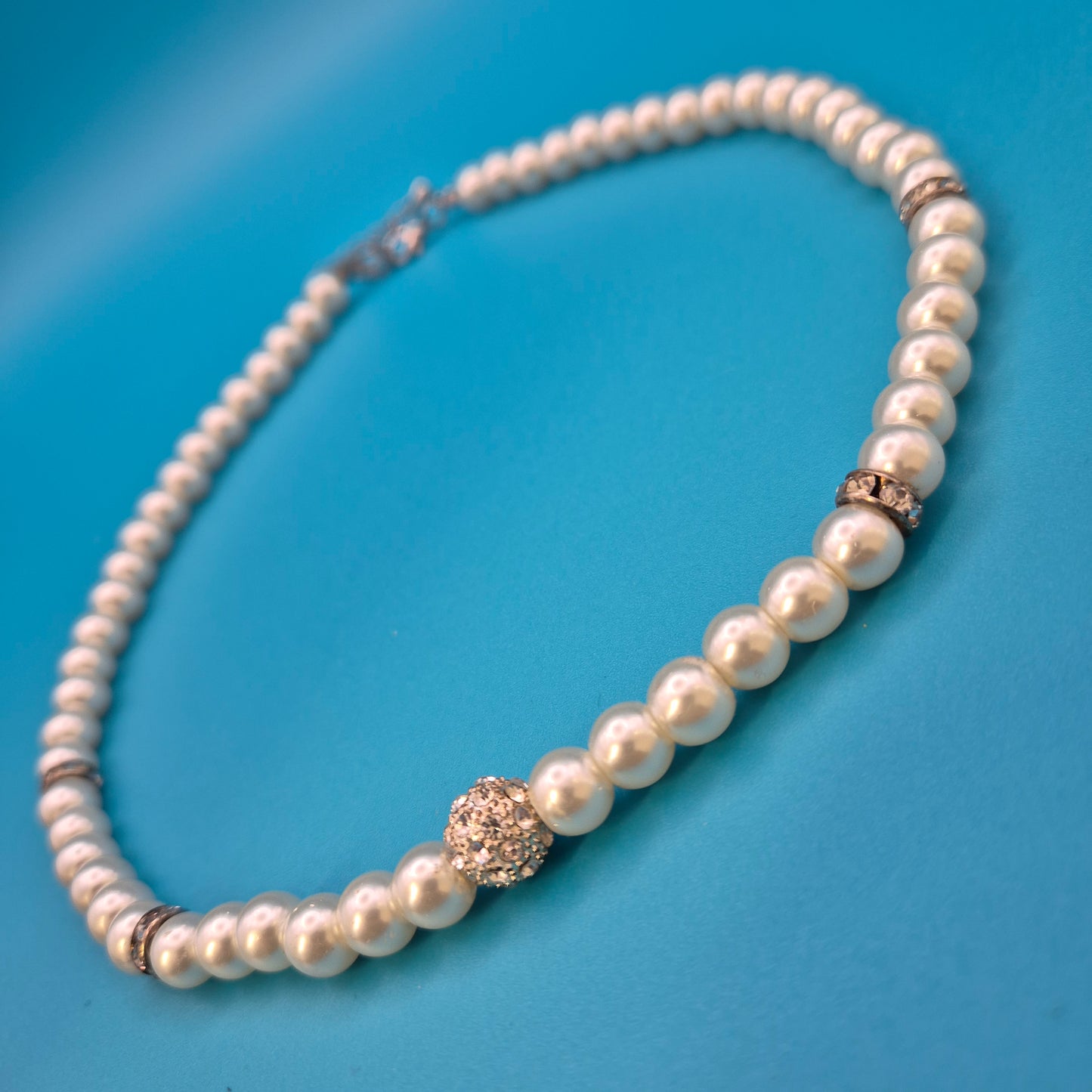 Elegante Vintage Perlenkette mit Kristall-Akzenten und Strasskugel