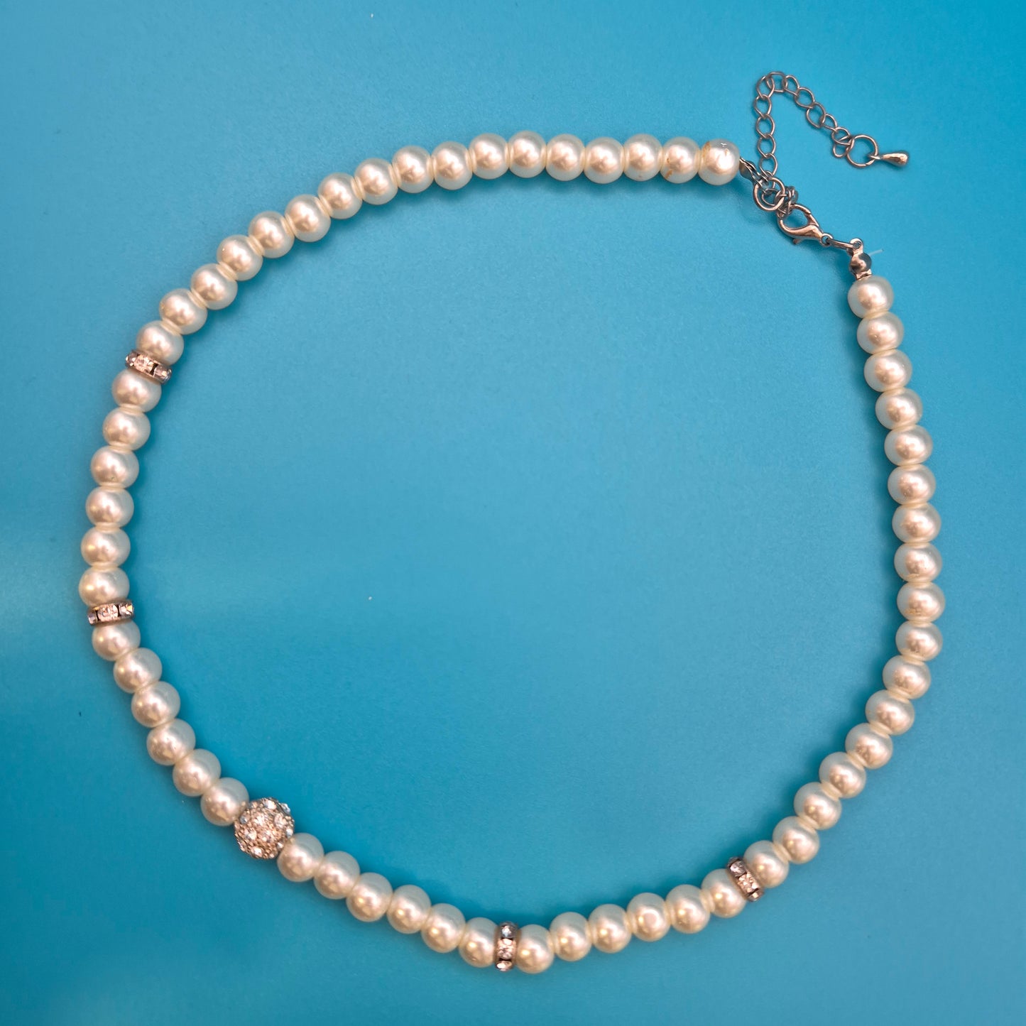 Elegante Vintage Perlenkette mit Kristall-Akzenten und Strasskugel