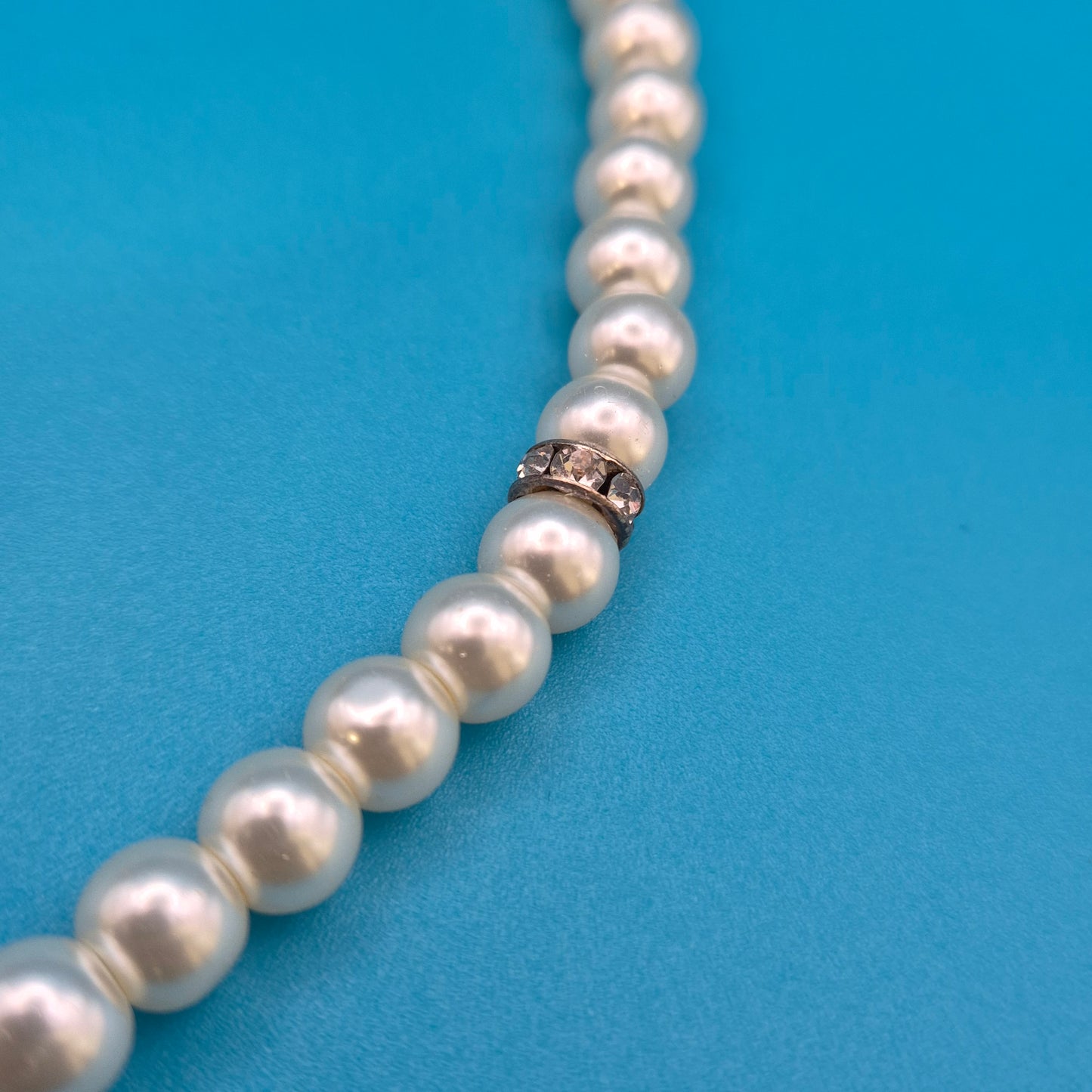Elegante Vintage Perlenkette mit Kristall-Akzenten und Strasskugel