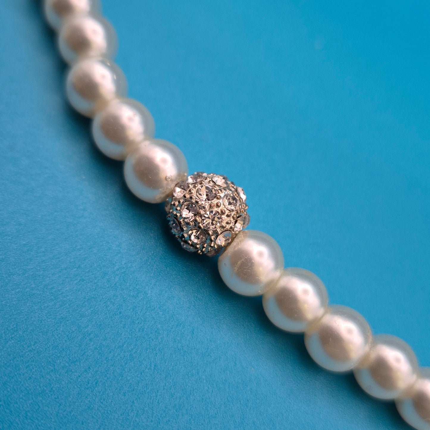 Elegante Vintage Perlenkette mit Kristall-Akzenten und Strasskugel