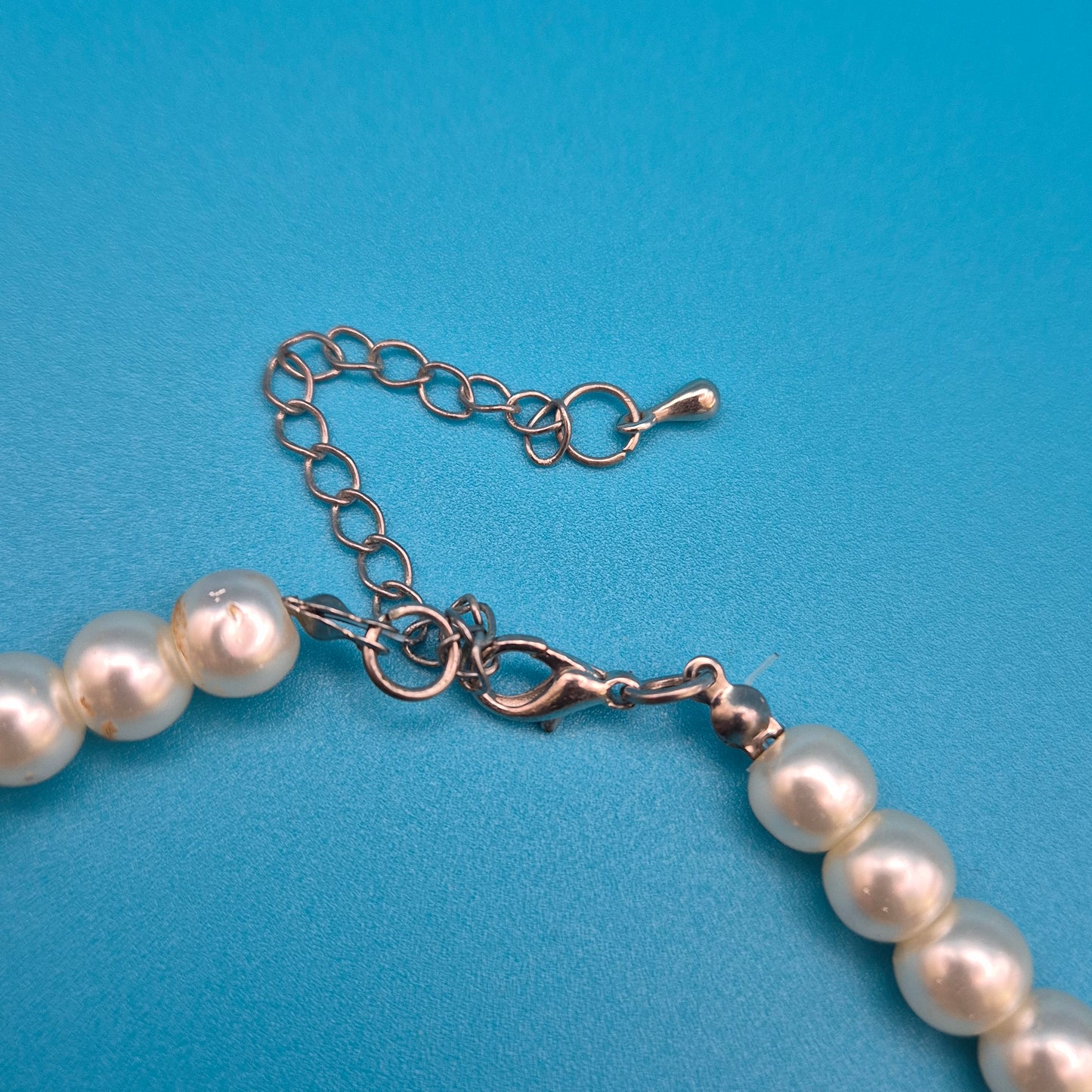 Elegante Vintage Perlenkette mit Kristall-Akzenten und Strasskugel