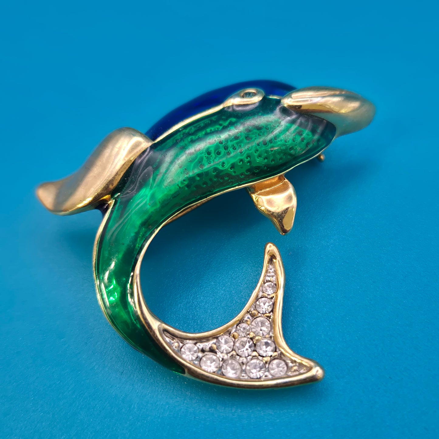 Vintage Delfin-Brosche Goldfarben mit Emaille und Strassbesatz