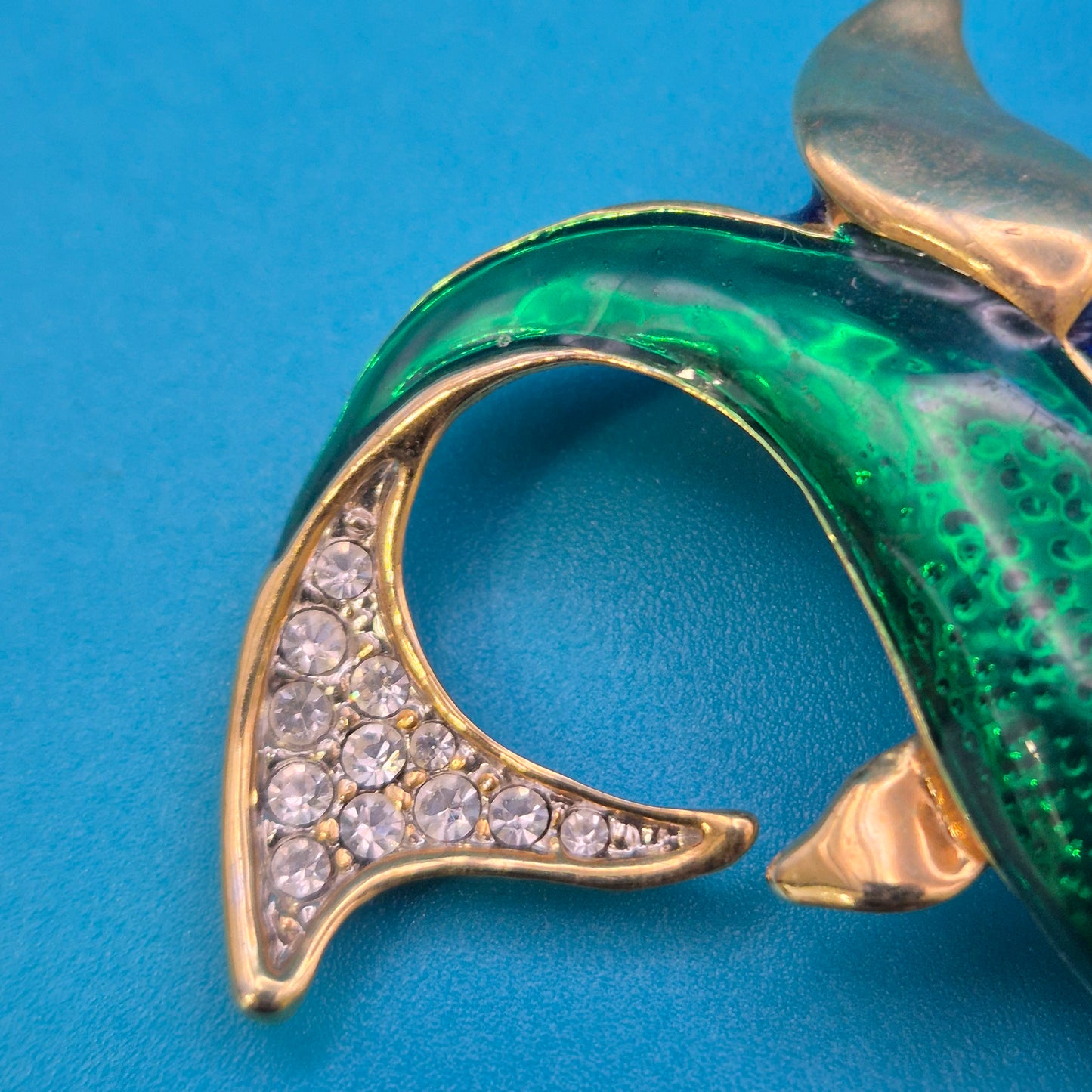 Vintage Delfin-Brosche Goldfarben mit Emaille und Strassbesatz
