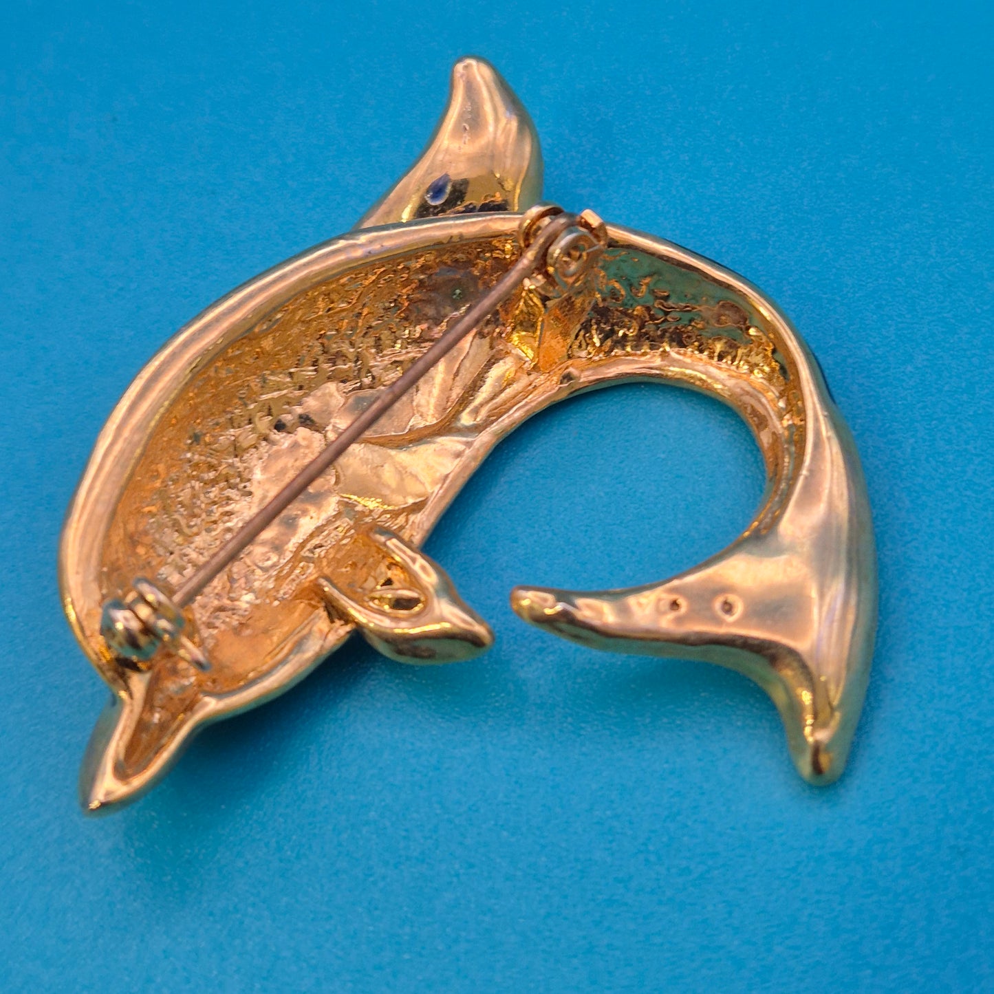 Vintage Delfin-Brosche Goldfarben mit Emaille und Strassbesatz