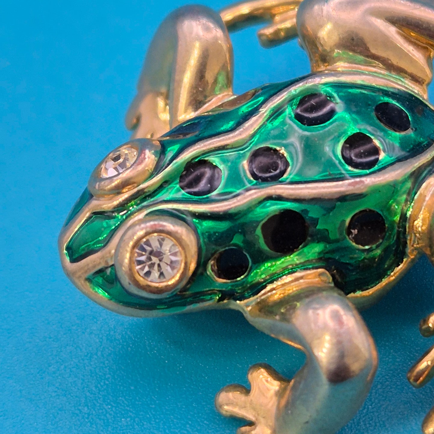 Vintage Frosch Brosche in Goldoptik mit grüner Emaille und Strasssteinen