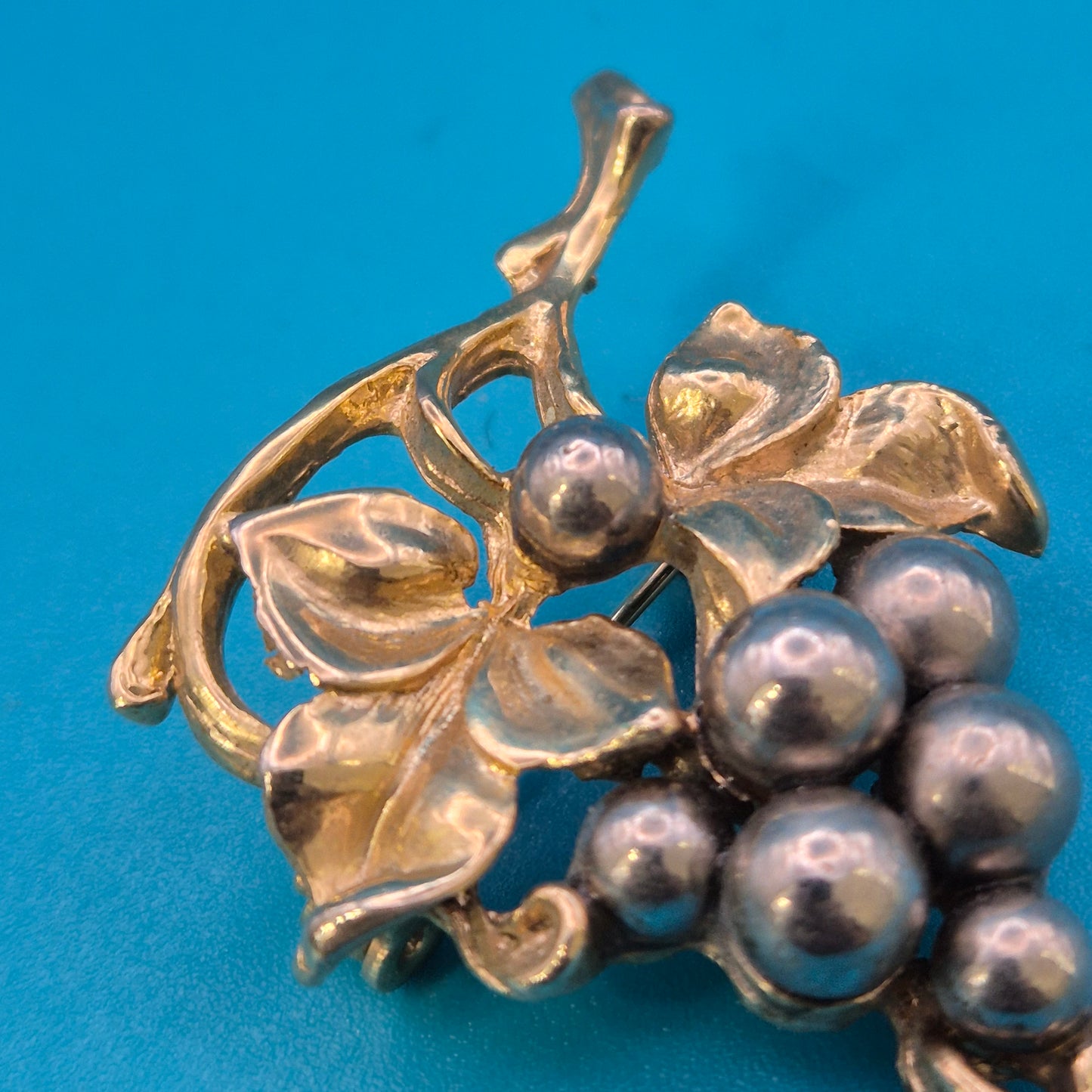 Vintage Weinreben Brosche Gold- & Silberfarben – Elegantes Design – 5 cm