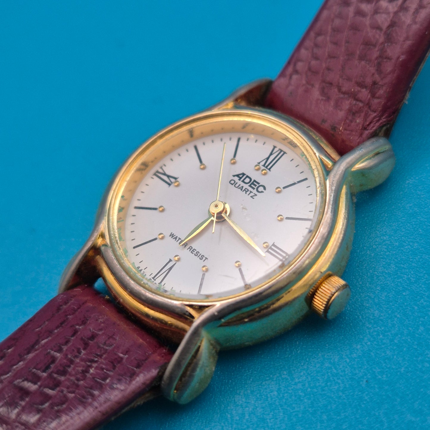 Vintage ADEC Quarz Armbanduhr mit bordeauxrotem Lederarmband