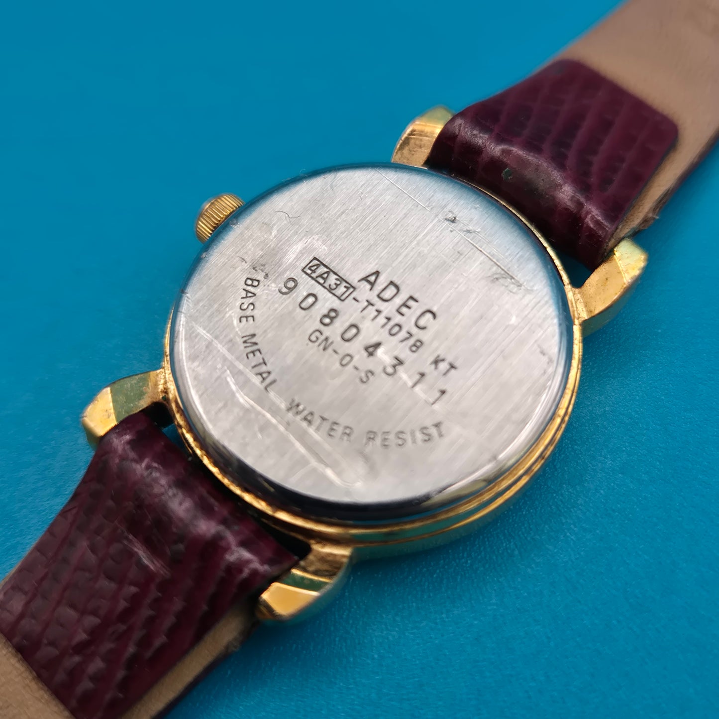 Vintage ADEC Quarz Armbanduhr mit bordeauxrotem Lederarmband