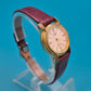Vintage ADEC Quarz Armbanduhr mit bordeauxrotem Lederarmband
