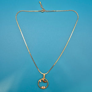 Elegante Vintage Goldfarbene Kette mit Anhänger und Zirkonia-Akzenten