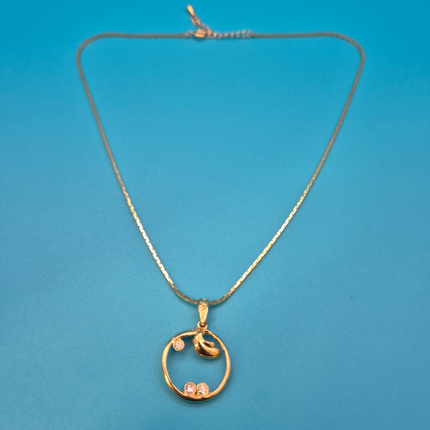 Elegante Vintage Goldfarbene Kette mit Anhänger und Zirkonia-Akzenten
