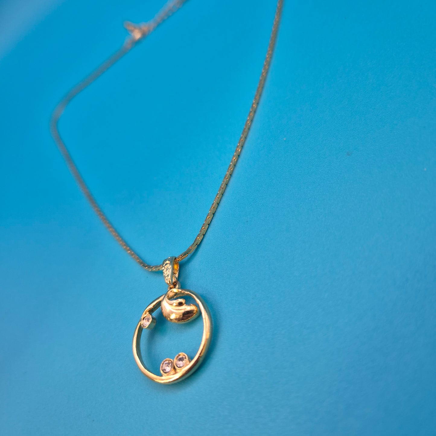 Elegante Vintage Goldfarbene Kette mit Anhänger und Zirkonia-Akzenten
