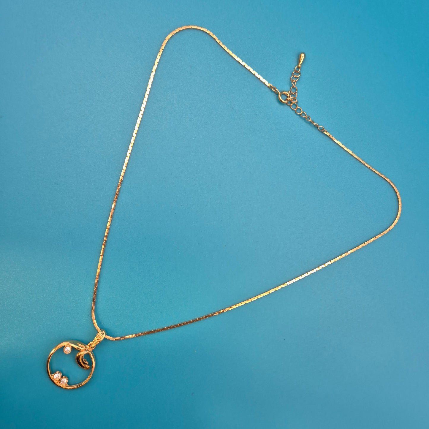 Elegante Vintage Goldfarbene Kette mit Anhänger und Zirkonia-Akzenten