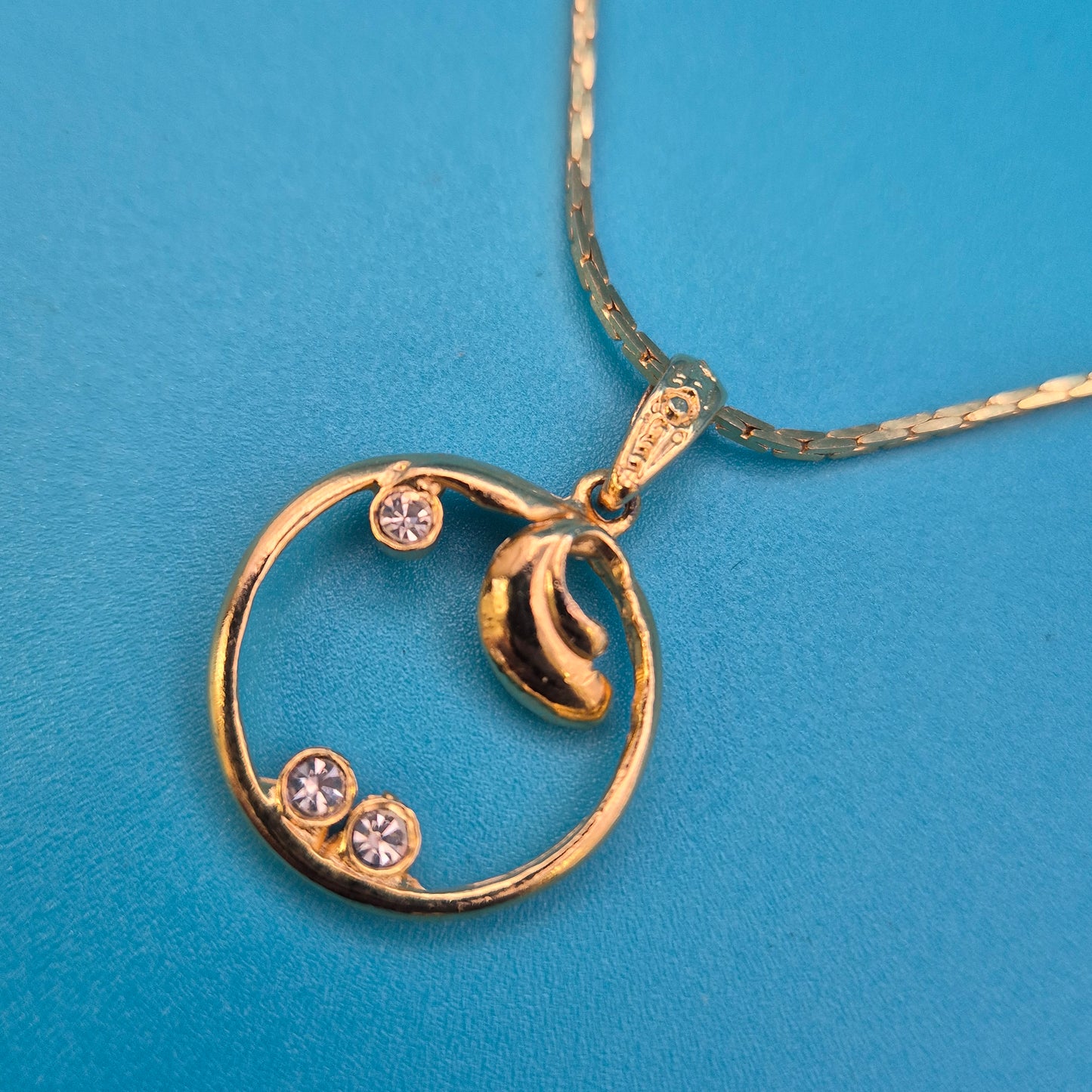 Elegante Vintage Goldfarbene Kette mit Anhänger und Zirkonia-Akzenten