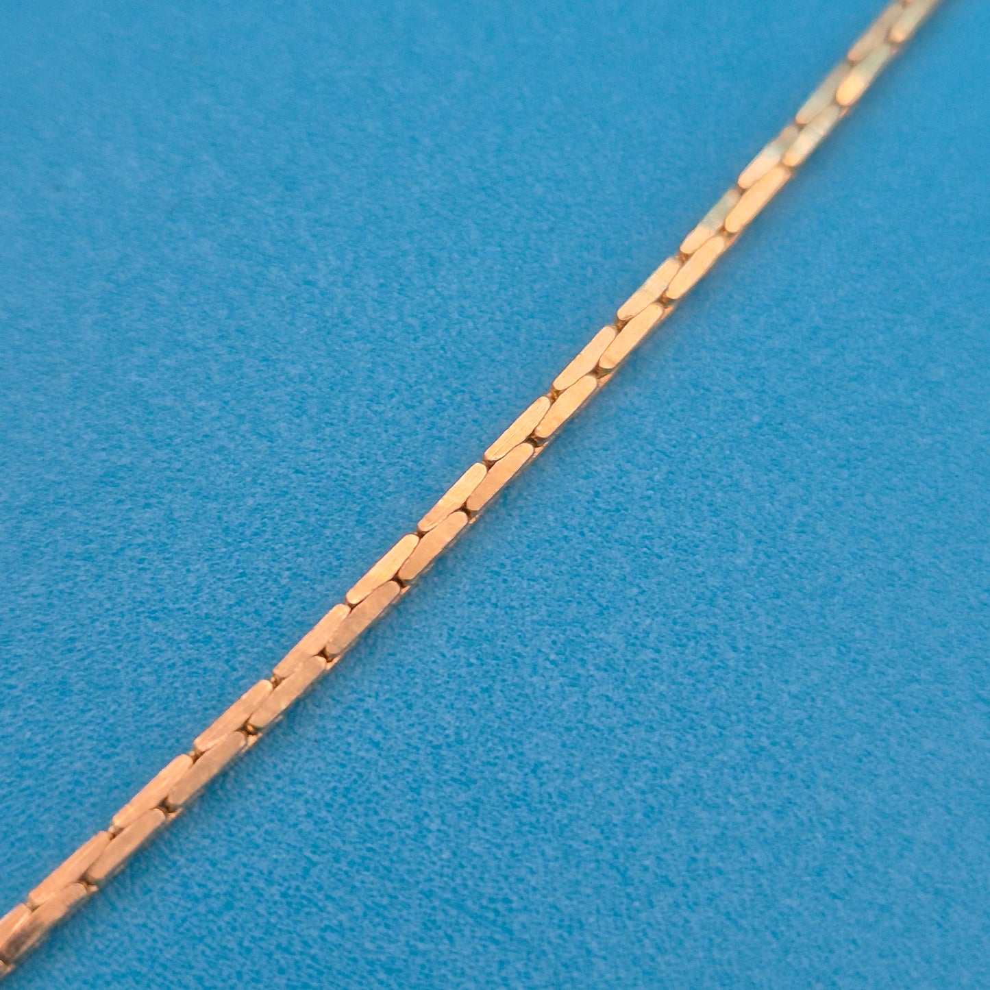 Elegante Vintage Goldfarbene Kette mit Anhänger und Zirkonia-Akzenten