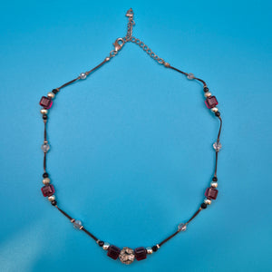Elegante Vintage-Kette mit dunkelroten Glaskristallen und Strass-Akzent