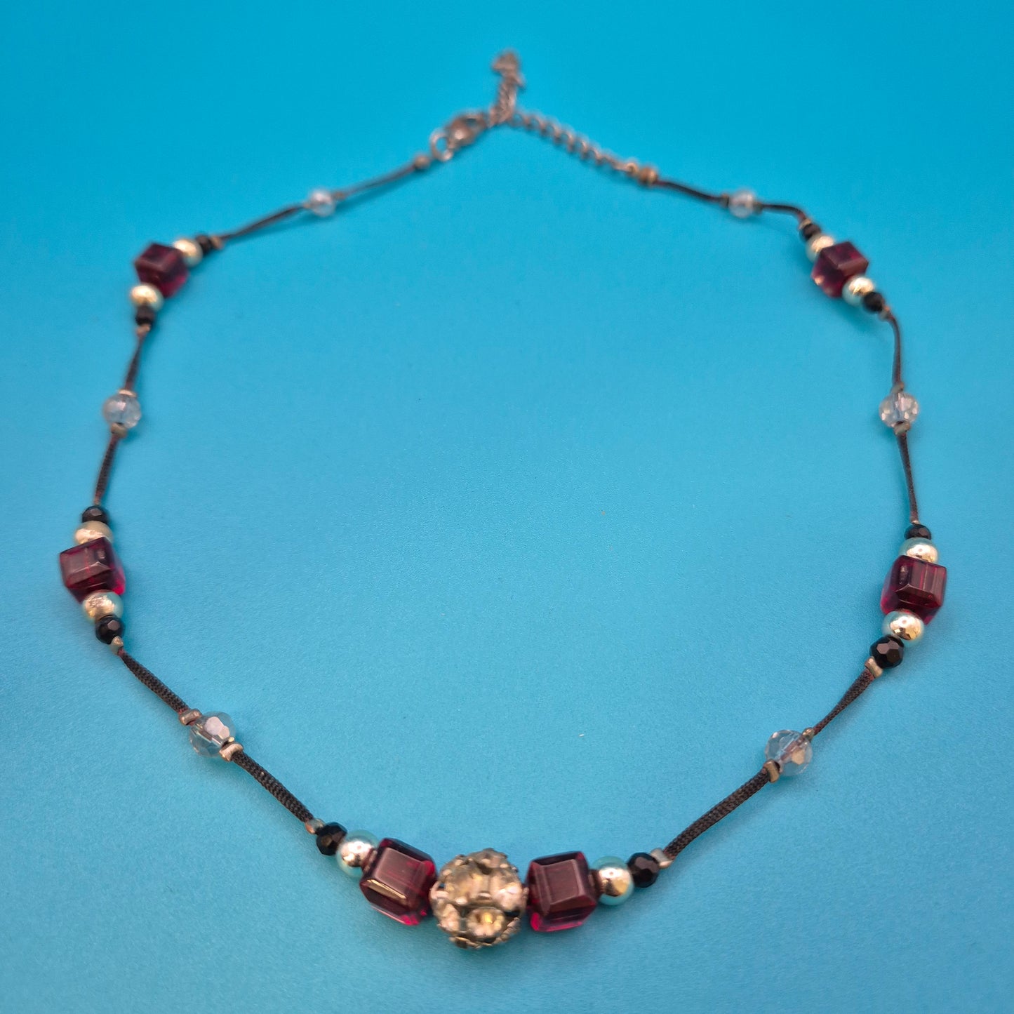 Elegante Vintage-Kette mit dunkelroten Glaskristallen und Strass-Akzent