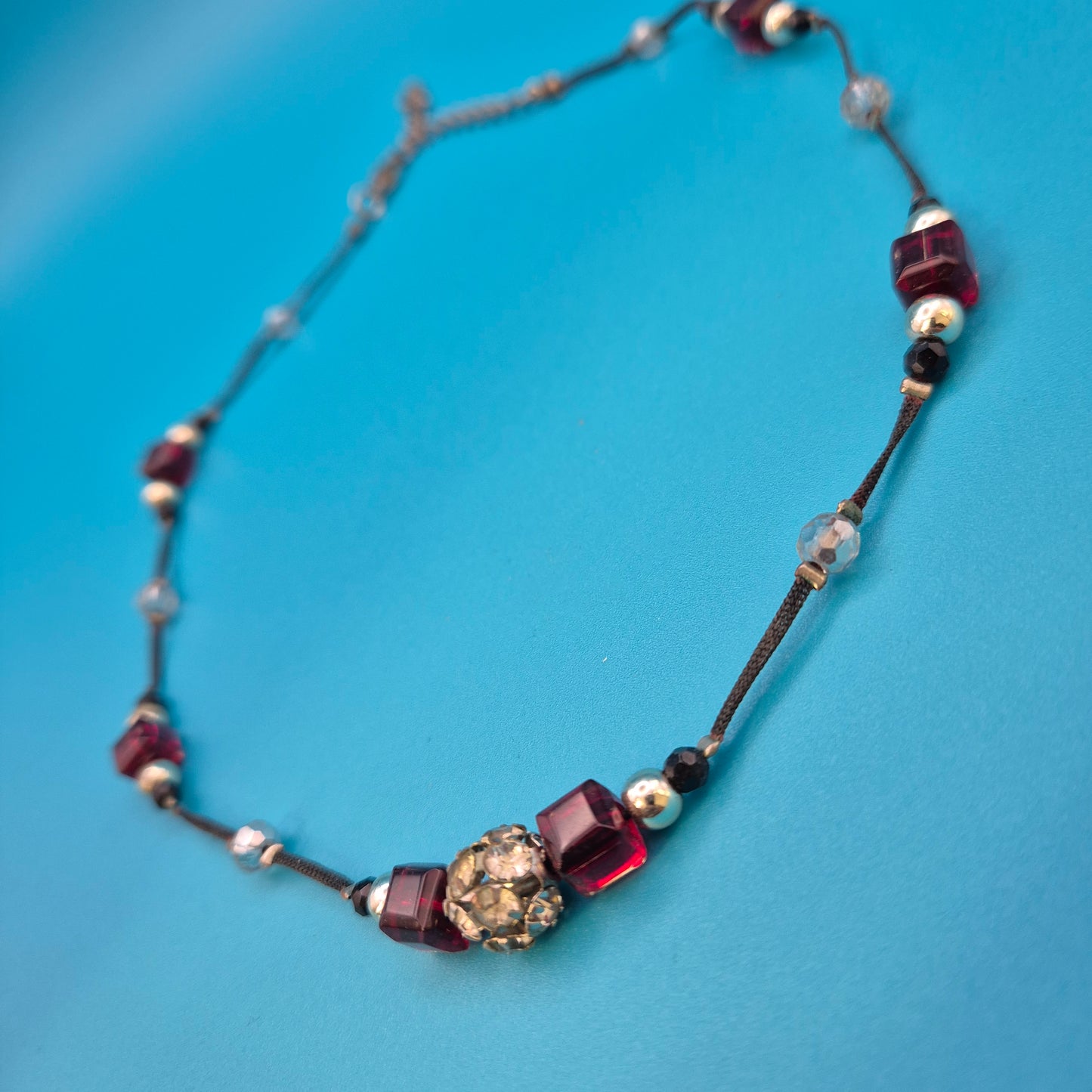 Elegante Vintage-Kette mit dunkelroten Glaskristallen und Strass-Akzent