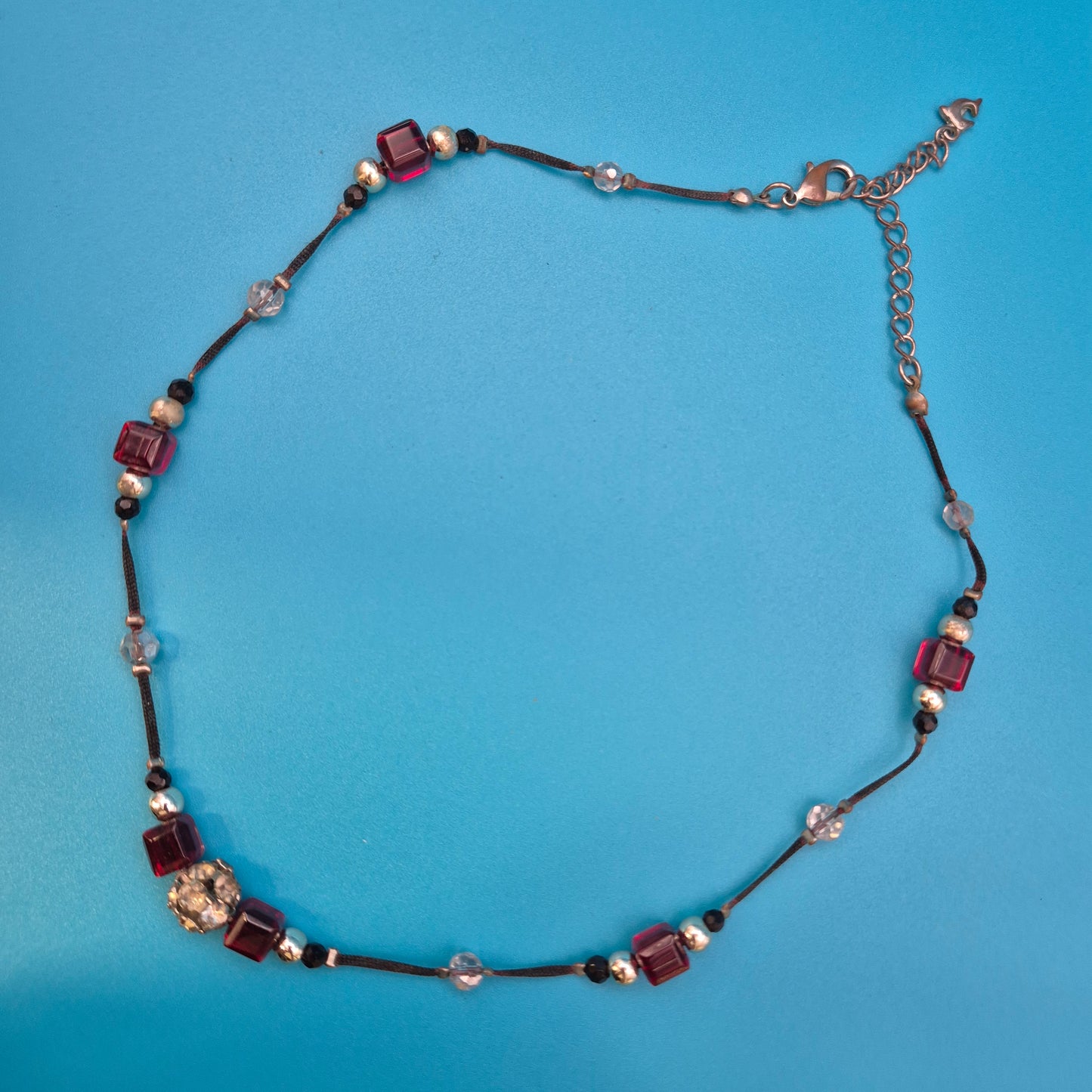 Elegante Vintage-Kette mit dunkelroten Glaskristallen und Strass-Akzent