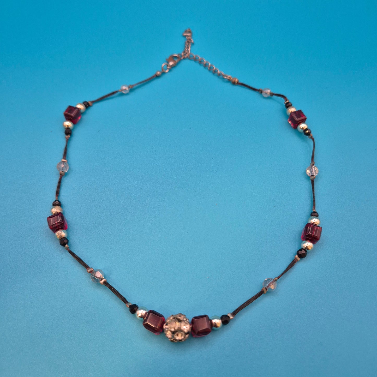 Elegante Vintage-Kette mit dunkelroten Glaskristallen und Strass-Akzent