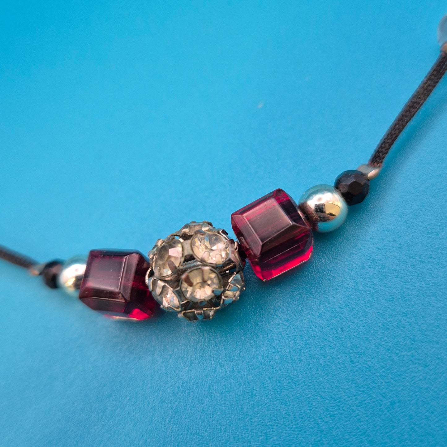 Elegante Vintage-Kette mit dunkelroten Glaskristallen und Strass-Akzent