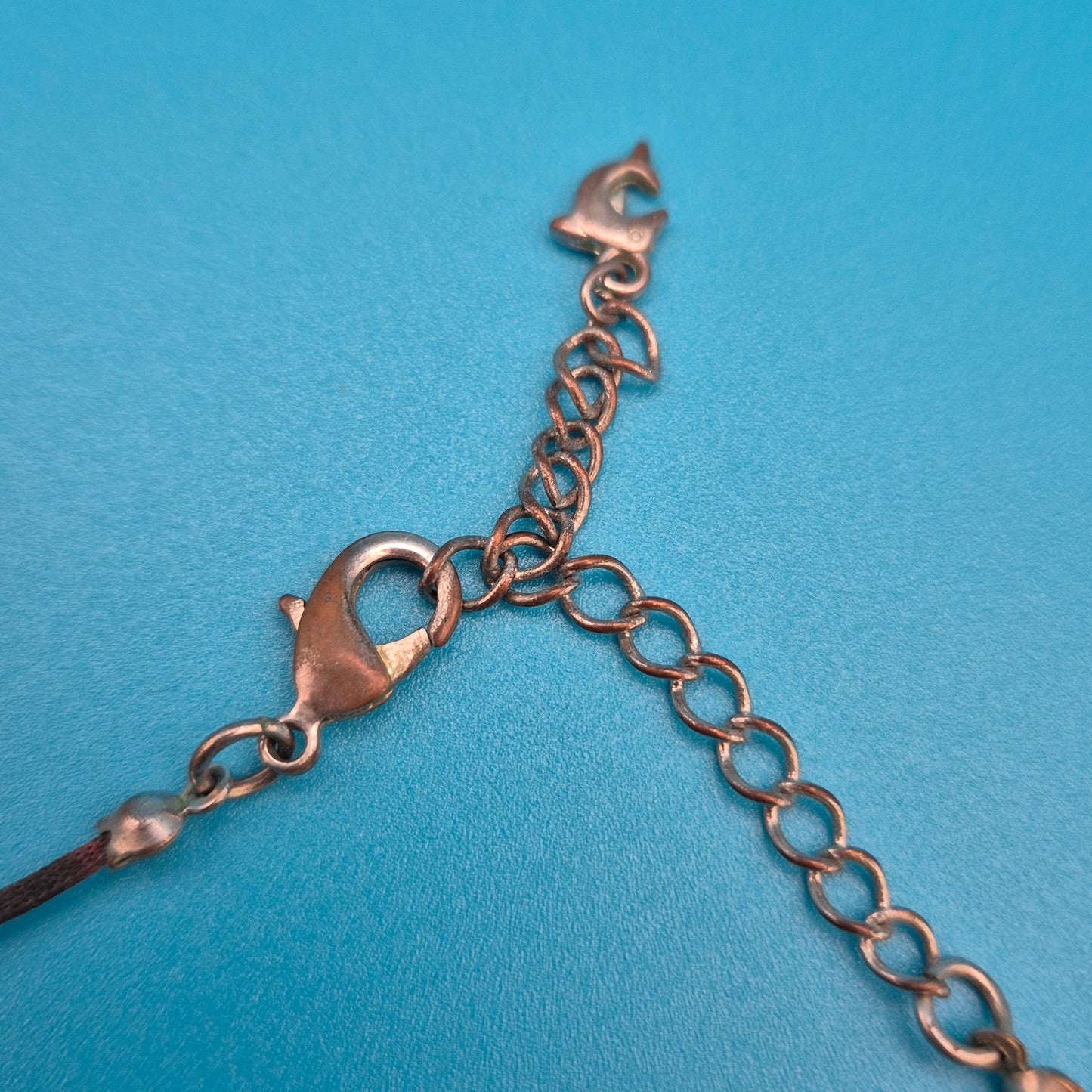 Elegante Vintage-Kette mit dunkelroten Glaskristallen und Strass-Akzent