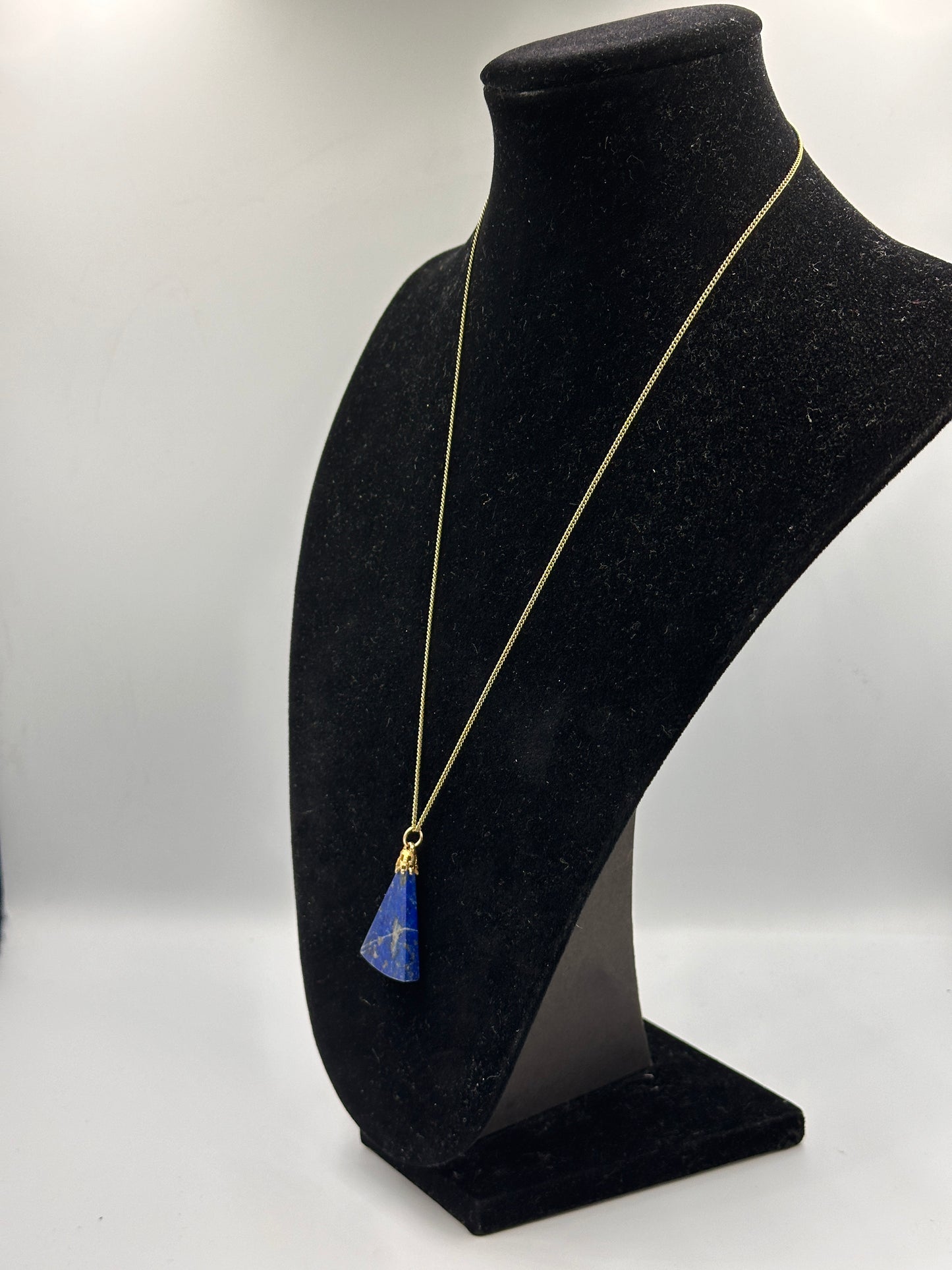 Elegante Vergoldete Halskette mit Lapislazuli-Anhänger