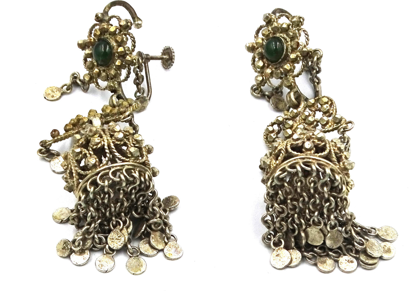 Versilberte alte Ohrringe aus Rajasthan, Indien mit Jade-Steinen