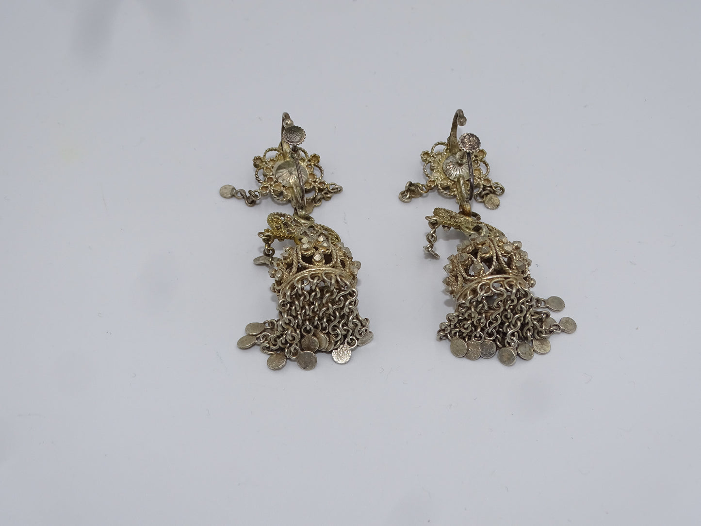 Versilberte alte Ohrringe aus Rajasthan, Indien mit Jade-Steinen