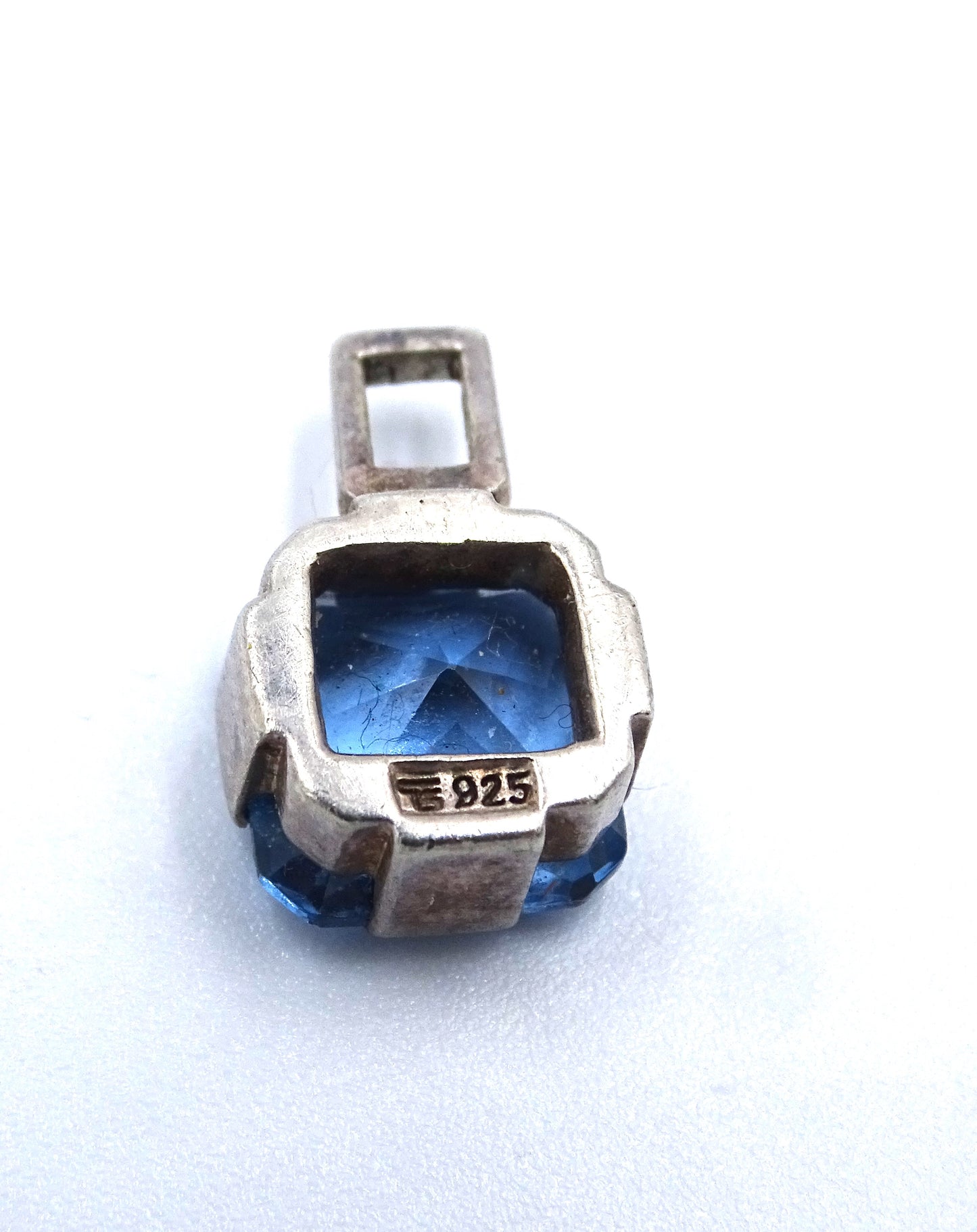 Eleganter Blau-Stein-Anhänger aus 925er Silber