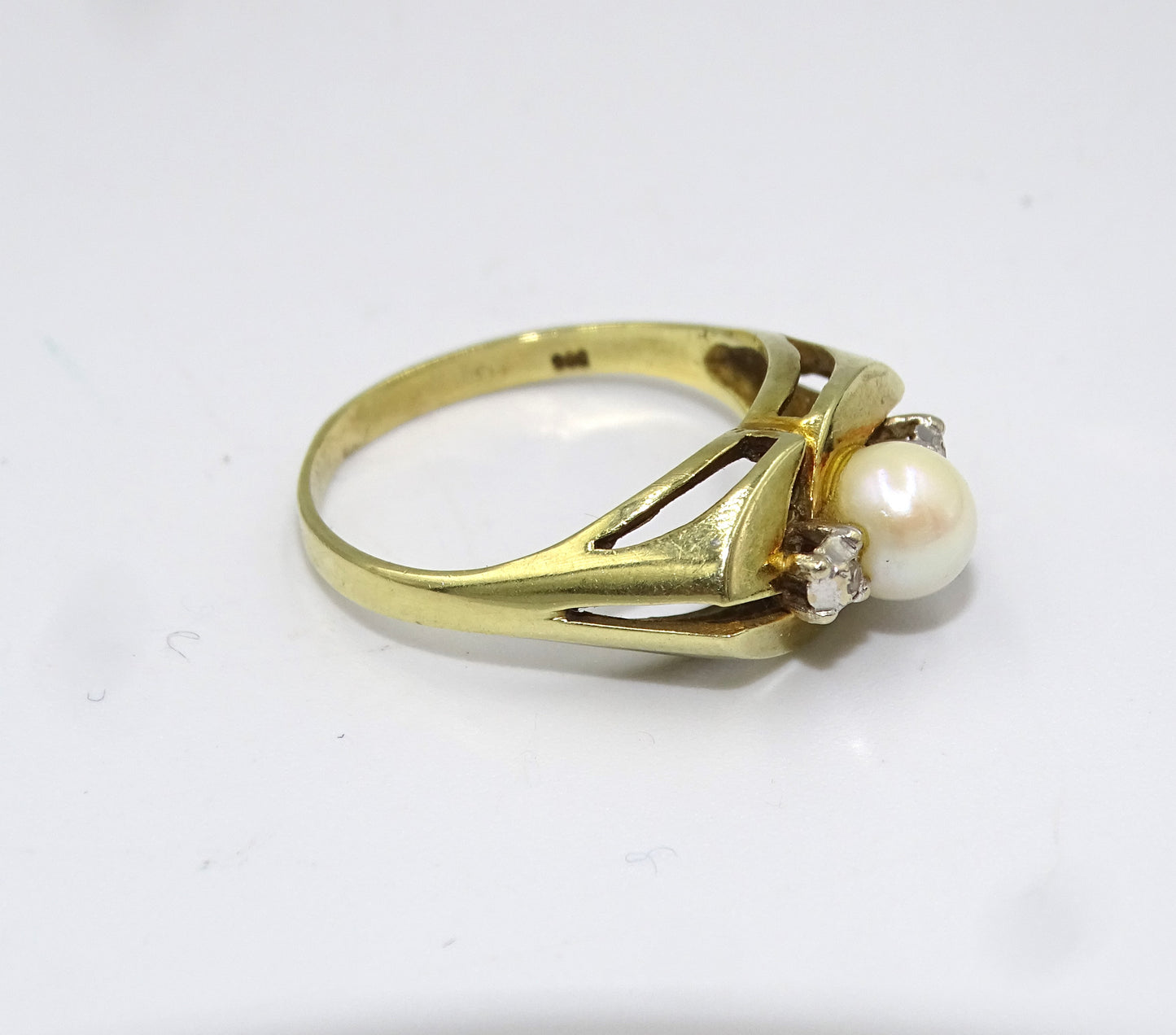 Eleganter Ring aus 14 kt Gelbgold mit Perlen und Diamant