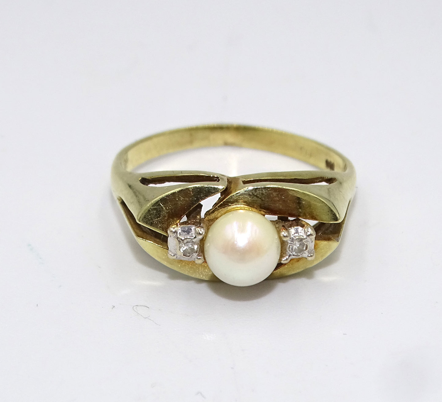 Eleganter Ring aus 14 kt Gelbgold mit Perlen und Diamant