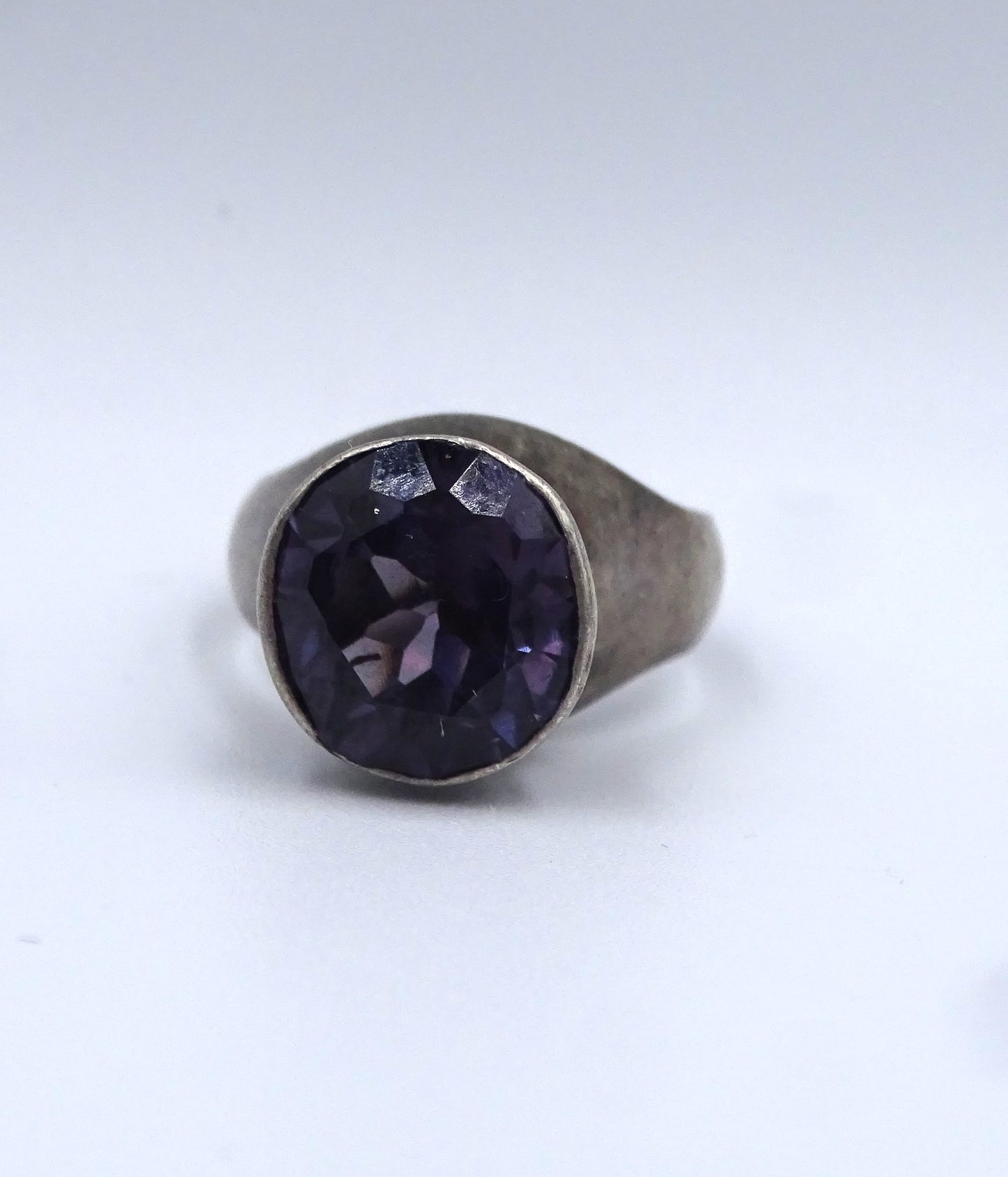 Eleganter Silberring mit Amethyst in Größe 54