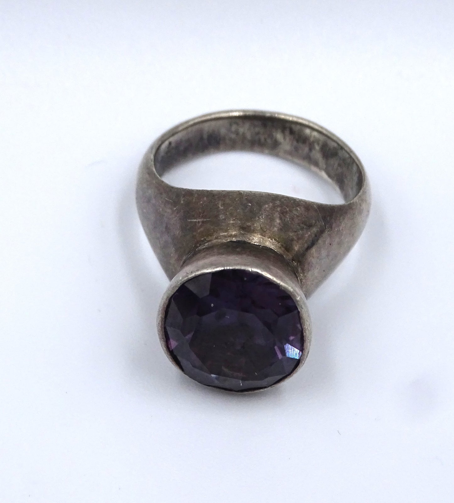 Eleganter Silberring mit Amethyst in Größe 54