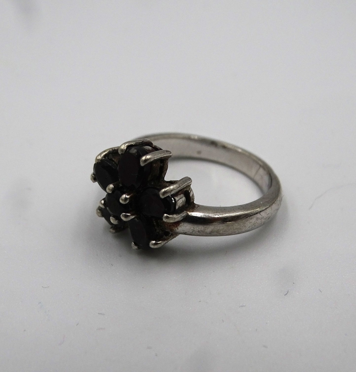 Eleganter Granat-Ring mit 925er Silberfassung - Größe 57