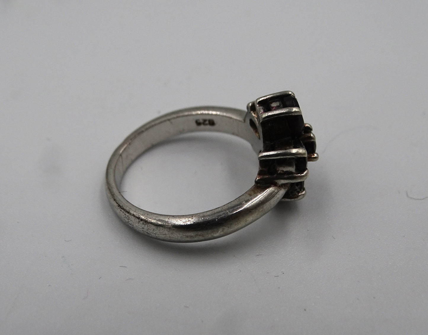 Eleganter Granat-Ring mit 925er Silberfassung - Größe 57