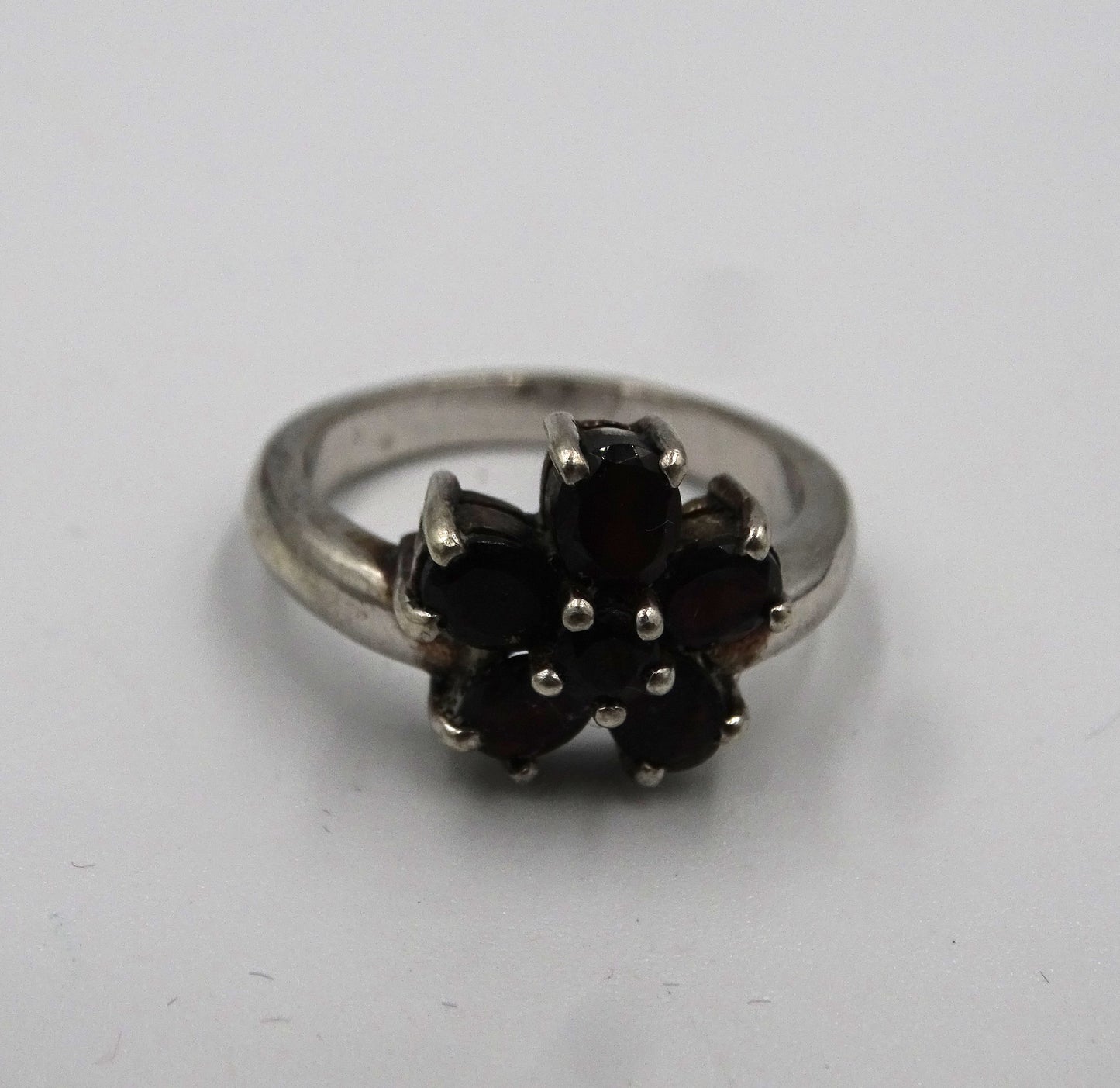 Eleganter Granat-Ring mit 925er Silberfassung - Größe 57