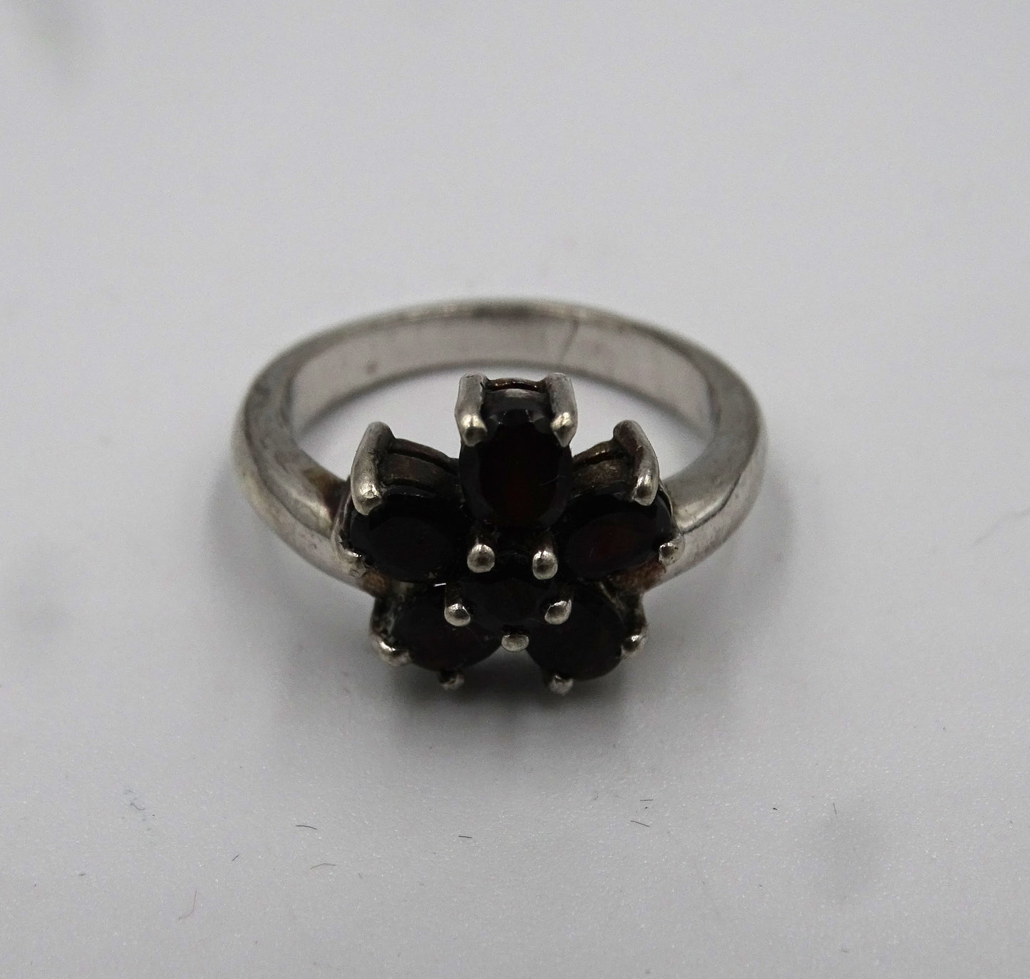 Eleganter Granat-Ring mit 925er Silberfassung - Größe 57