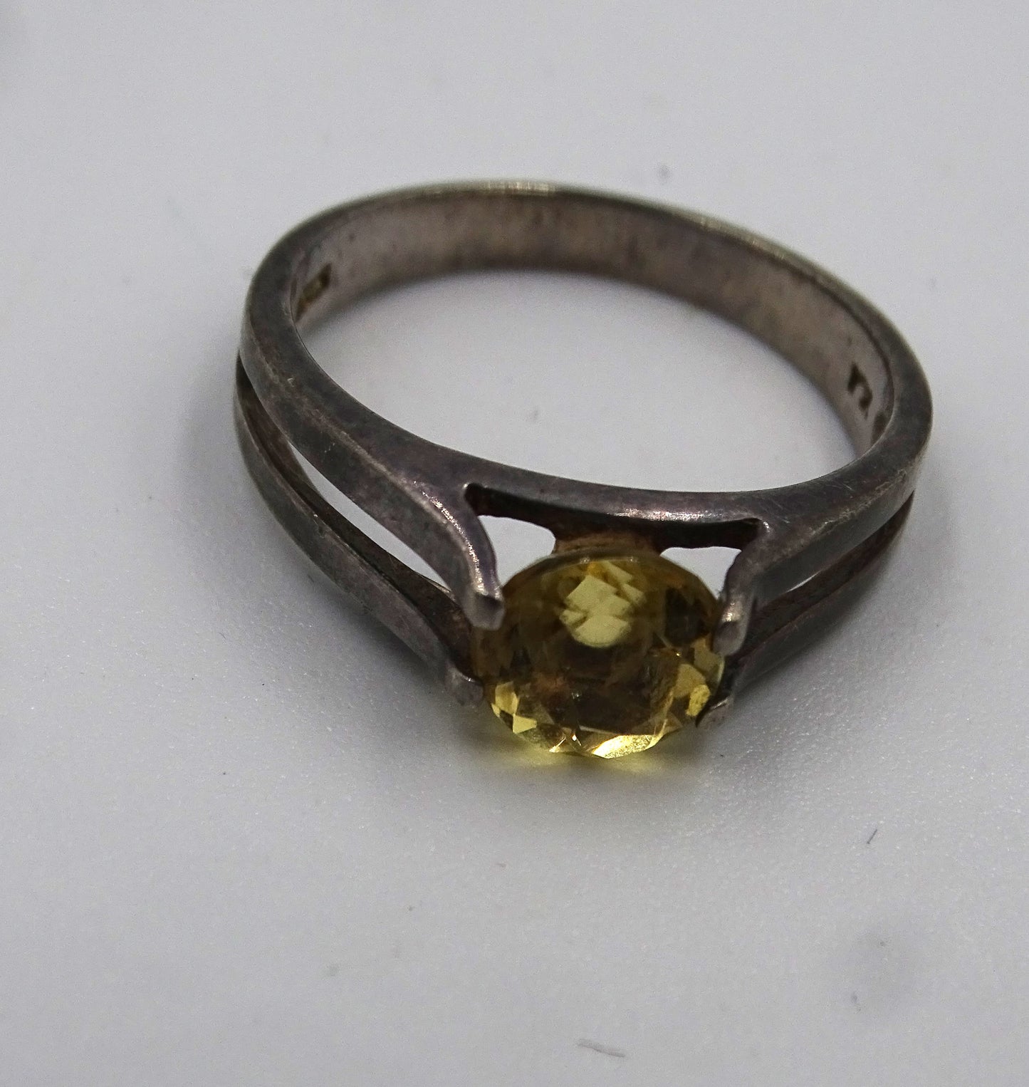 Eleganter Ring aus 925er Silber mit gelbem Stein