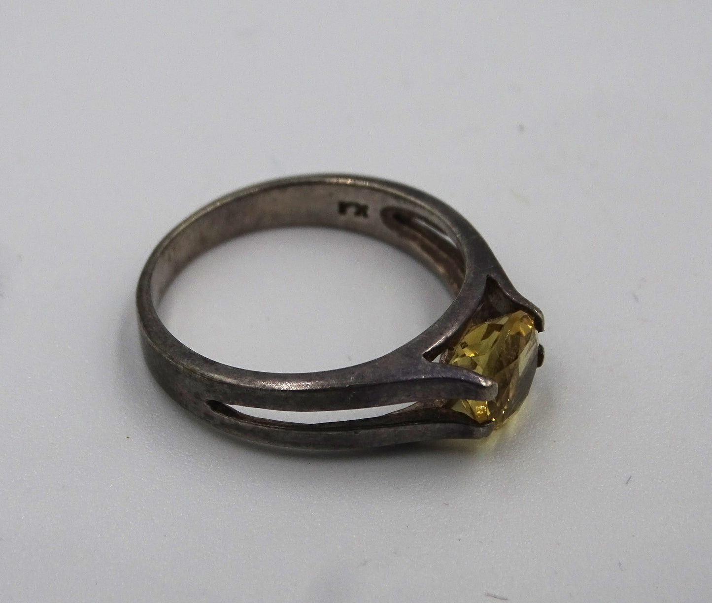 Eleganter Ring aus 925er Silber mit gelbem Stein