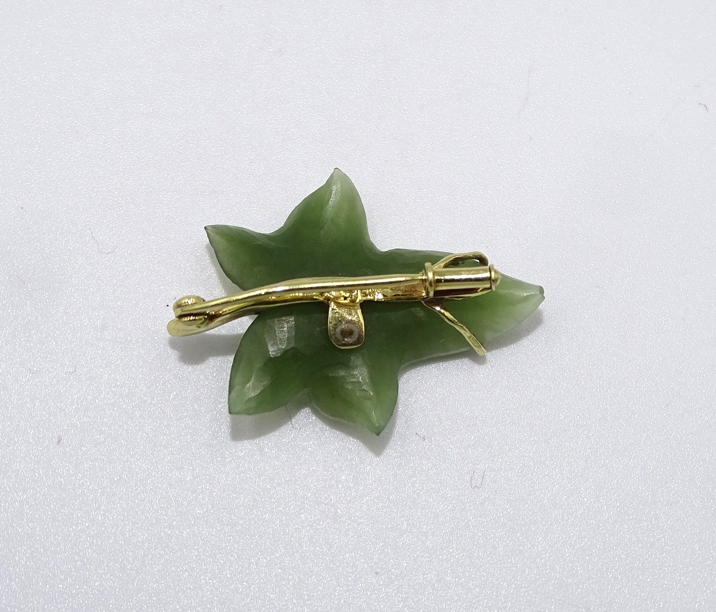 Brosche Blatt Jade Gold 14K