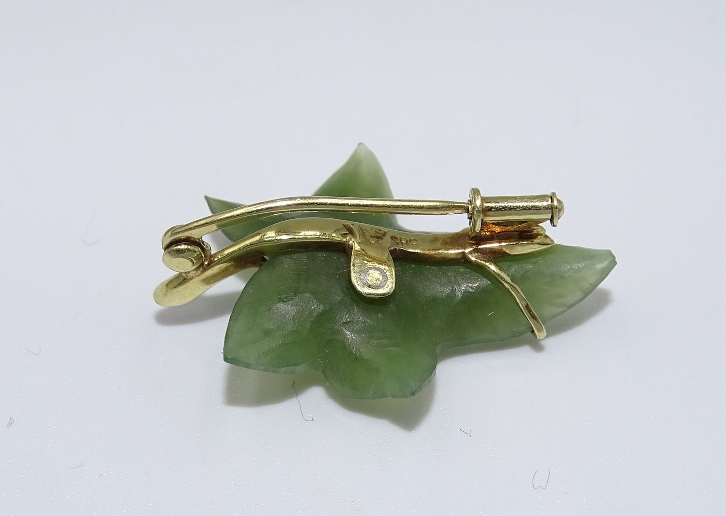 Brosche Blatt Jade Gold 14K