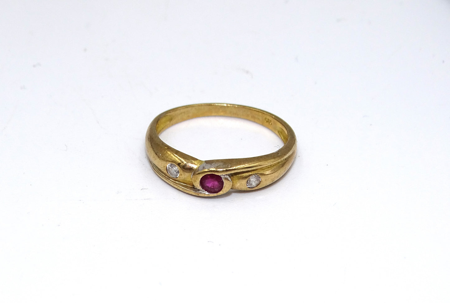 Antik Goldring aus 333er Gelbgold mit Eleganten Rubinsteinen, Größe 49