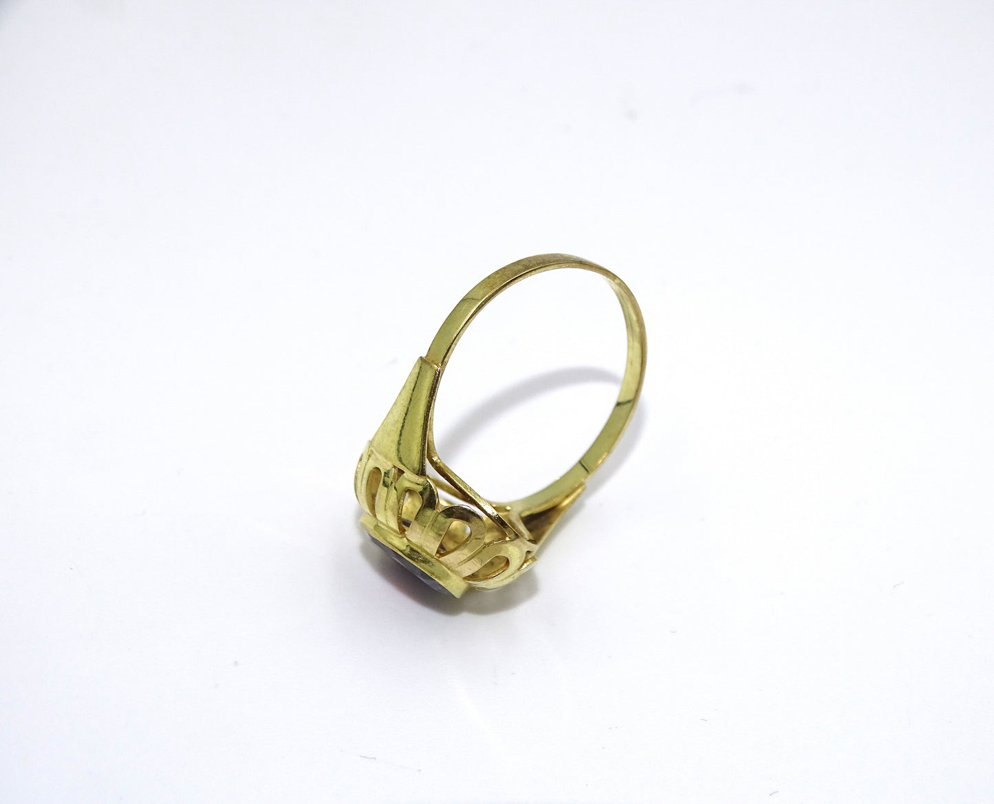 8 Karat Gold Ring mit rotem Halbedelstein Gelbgold, Größe 62