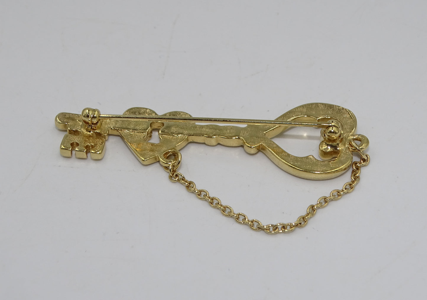 Schlüssel und Herz mit Schlüsselloch Brosche mit Sicherheitskettchen