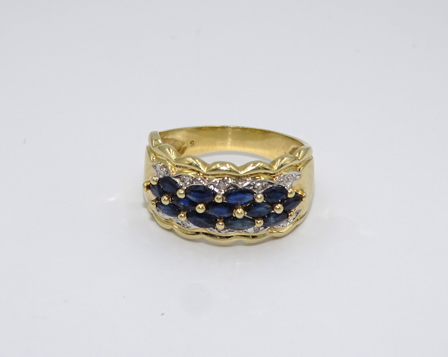 Luxus Ring mit Saphir und Diamanten in 14k Gold – Größe 54