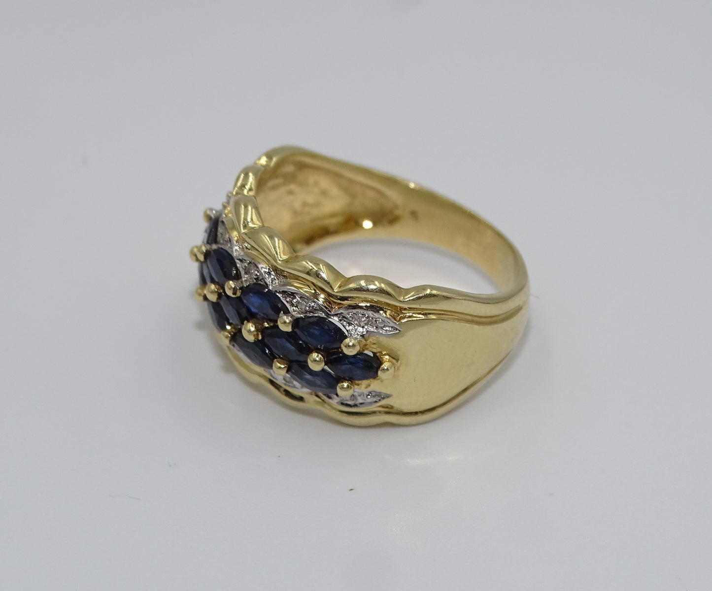 Luxus Ring mit Saphir und Diamanten in 14k Gold – Größe 54