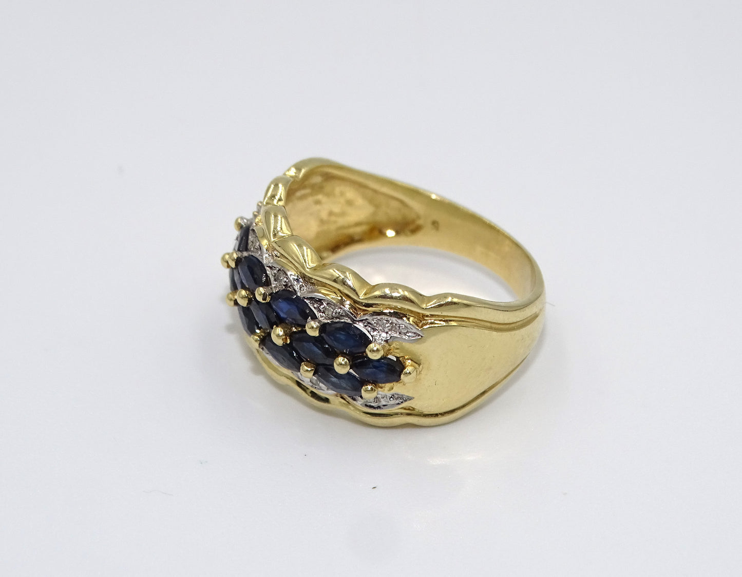 Luxus Ring mit Saphir und Diamanten in 14k Gold – Größe 54