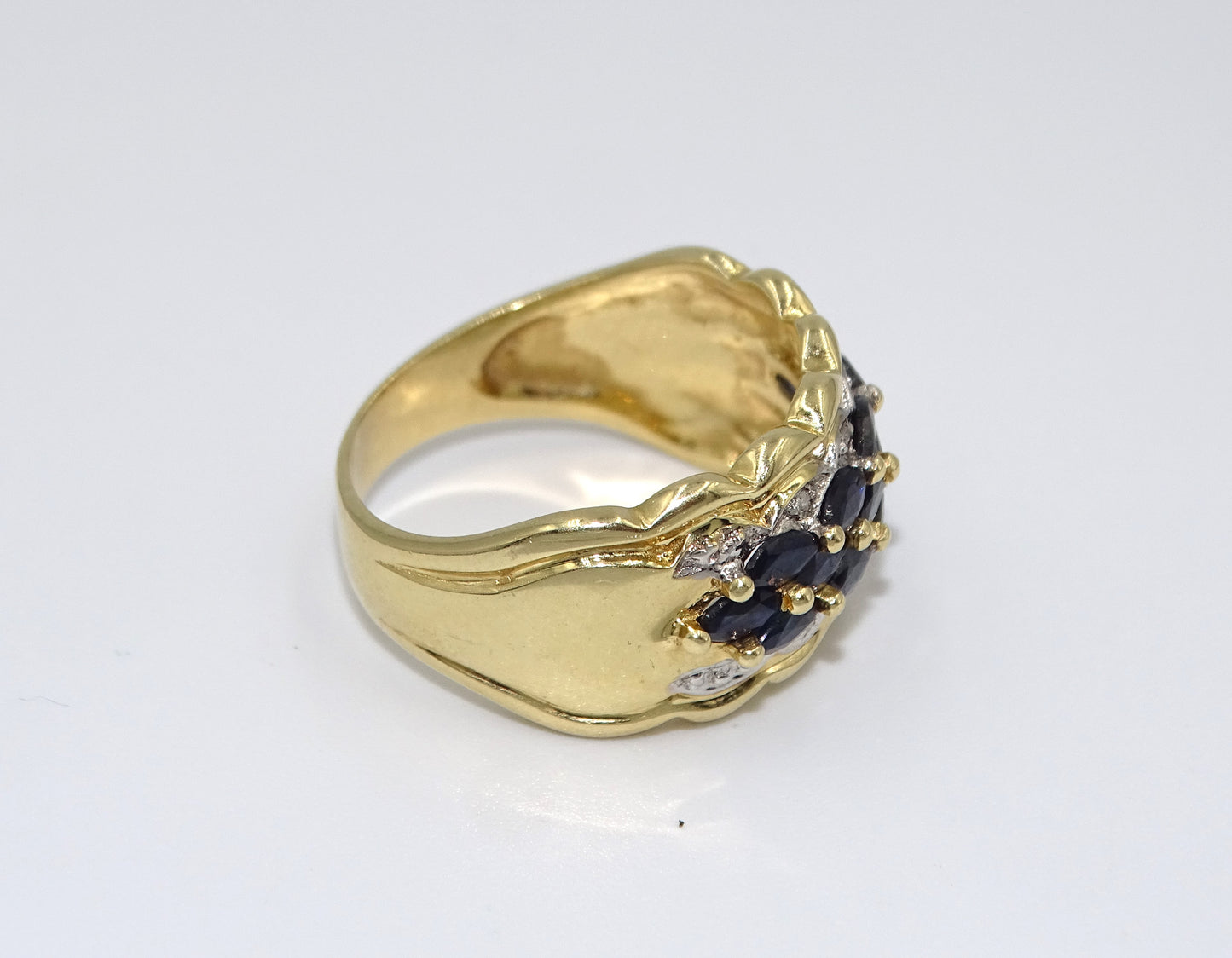 Luxus Ring mit Saphir und Diamanten in 14k Gold – Größe 54